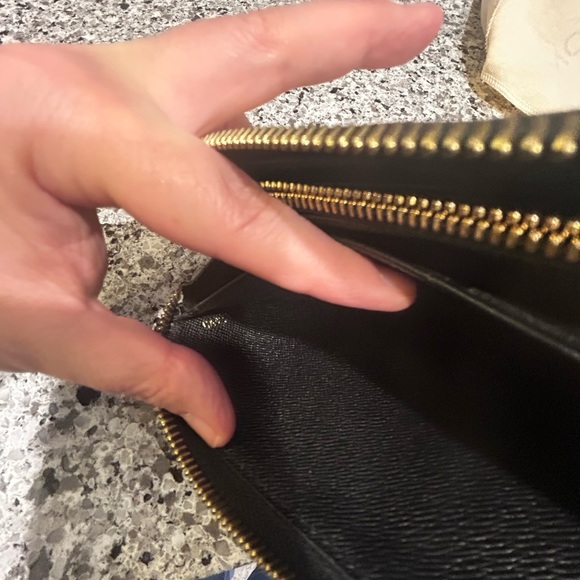 Louis Vuitton game on white Zippy Wallet - Picture 11 of 13